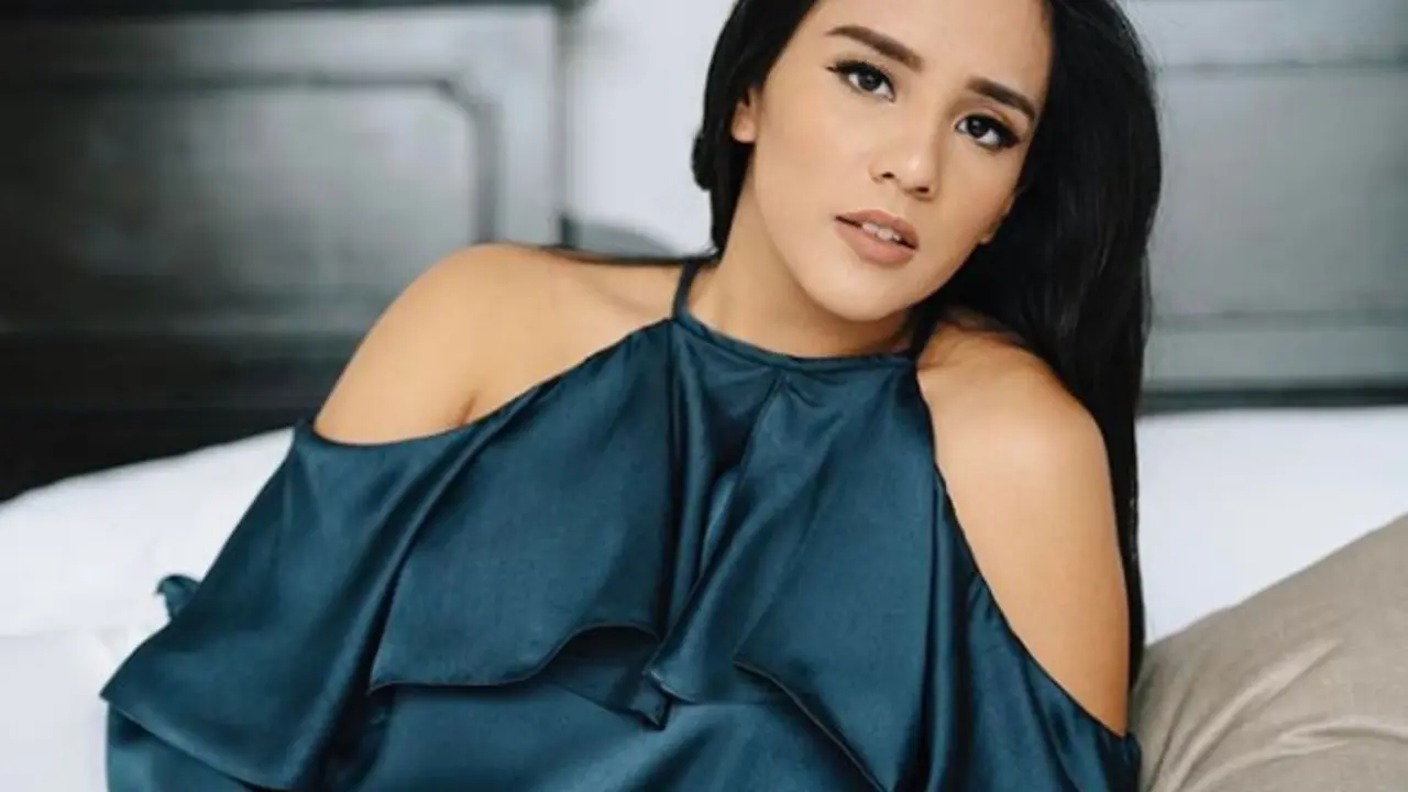 Tidak Melulu Tebal, Angel Pieters Super Cantik dengan Makeup Natural
