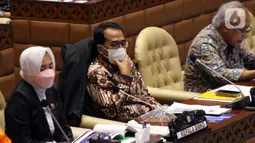 Menteri PUPR Basoeki Hadimoeljono (kanan), Menteri Perhubungan Budi Karya Sumadi (tengah), Kepala BMKG Dwikorita Karnawati (kiri) rapat dengar pendapat dengan Komisi V DPR di Kompleks Parlemen, Jakarta, Rabu (6/4/2022). (Liputan6.com/Angga Yuniar)
