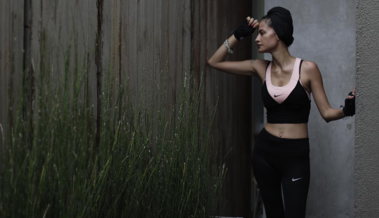 Model dan penyanyi, Rebecca Reijman, berpose usai latihan Muay Thai di rumahnya di Depok, Jawa Barat, Minggu (23/12). Beladiri Muay Thai dipilihnya untuk menjaga kebugaran dan sebagai pertahanan diri. (Bola.com/Vitalis Yogi Trisna)