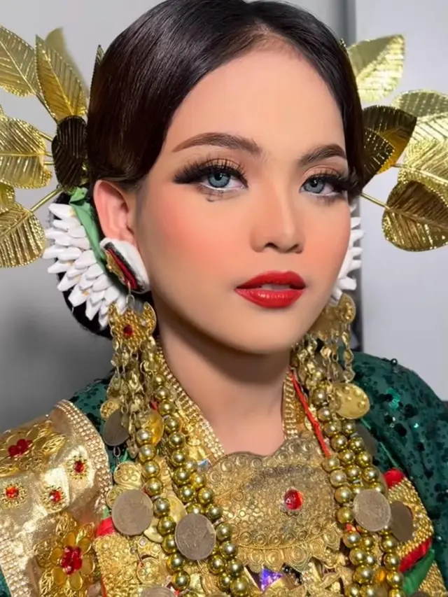 6 Potret Putri Isnari Tampil dengan Makeup Bold yang Bikin Pangling di Upacara Malam Mapacci Jelang Pernikahan