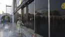 Seorang pekerja mendisinfeksi masjid Data Darbar menjelang Ramadan di Lahore, Pakistan pada Sabtu (10/4/2021). Sejumlah fasilitas masjid tersebut mulai dibenahi menjelang bulan Ramadan guna memberikan kenyamanan warga dalam beribadah. (Arif ALI / AFP)