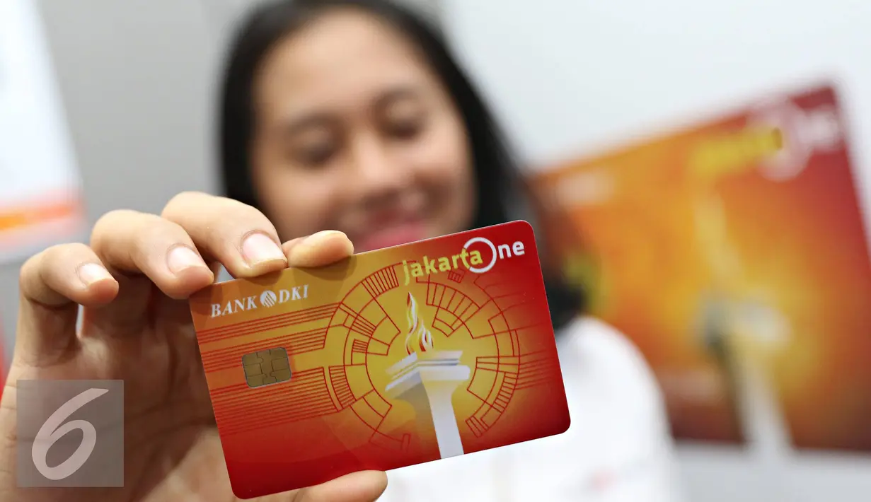 Petugas menunjukkan kartu Jakarta One di Jakarta, Kamis (2/6). Kartu Jakarta One bisa untuk membayar BPJS, rumah susun, bus Transjakarta dan pembelian barang-barang di supermarket. (Liputan6.com/Immanuel Antonius)