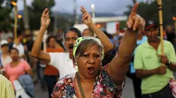 Seorang demonstran berteriak saat unjuk rasa di Tegucigalpa, Jumat (24/7/2015).  Massa menuntut penyelidikan independen soal skandal korupsi senilai US$ 200 juta di Honduran Institute of Social Security oleh Presiden Honduras. (REUTERS/Jorge Cabrera)