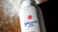 Bedak tabur bayi Johnson&Johnson. (dok. JUSTIN SULLIVAN / GETTY IMAGES NORTH AMERICA / Getty Images via AFP)