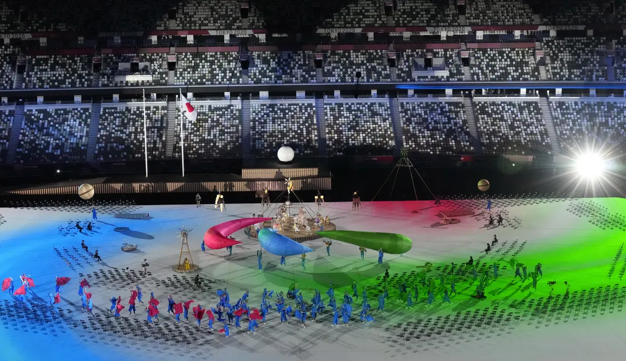 Para pemain tampil dalam upacara pembukaan Paralimpiade Tokyo 2020 di Olympic Stadium, Tokyo, Selasa (24/8/2021) malam WIB. Setelah ditunda selama setahun akibat pandemi Covid-19, Paralimpiade Tokyo 2020 akhirnya resmi dibuka. (AP Photo/Eugene Hoshiko)