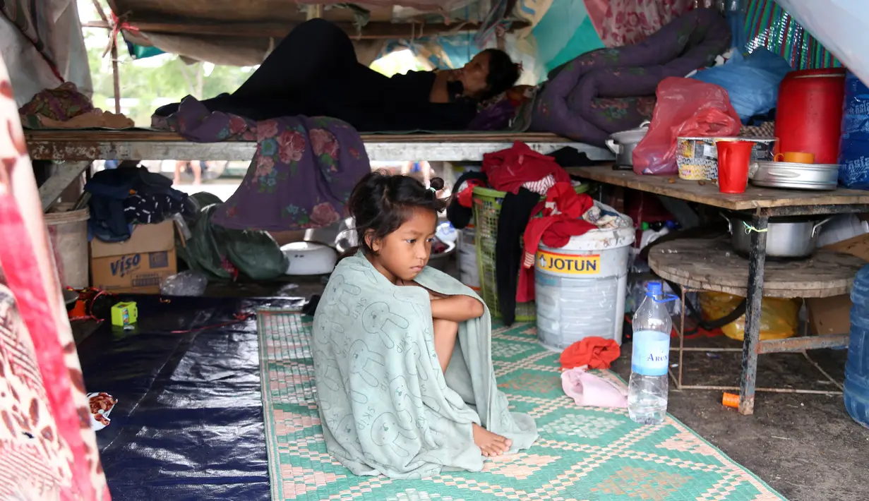 Para korban banjir tinggal di dalam tenda yang didirikan di pinggir sebuah jalan di Distrik Mongkul Borey, Provinsi Banteay Meanchey, Kamboja, pada 21 Oktober 2020. Sejauh ini banjir bandang di Kamboja telah merenggut 34 jiwa dan memaksa puluhan ribu orang dievakuasi. (Xinhua/Li Lay)