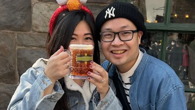 Rico bersama istrinya.