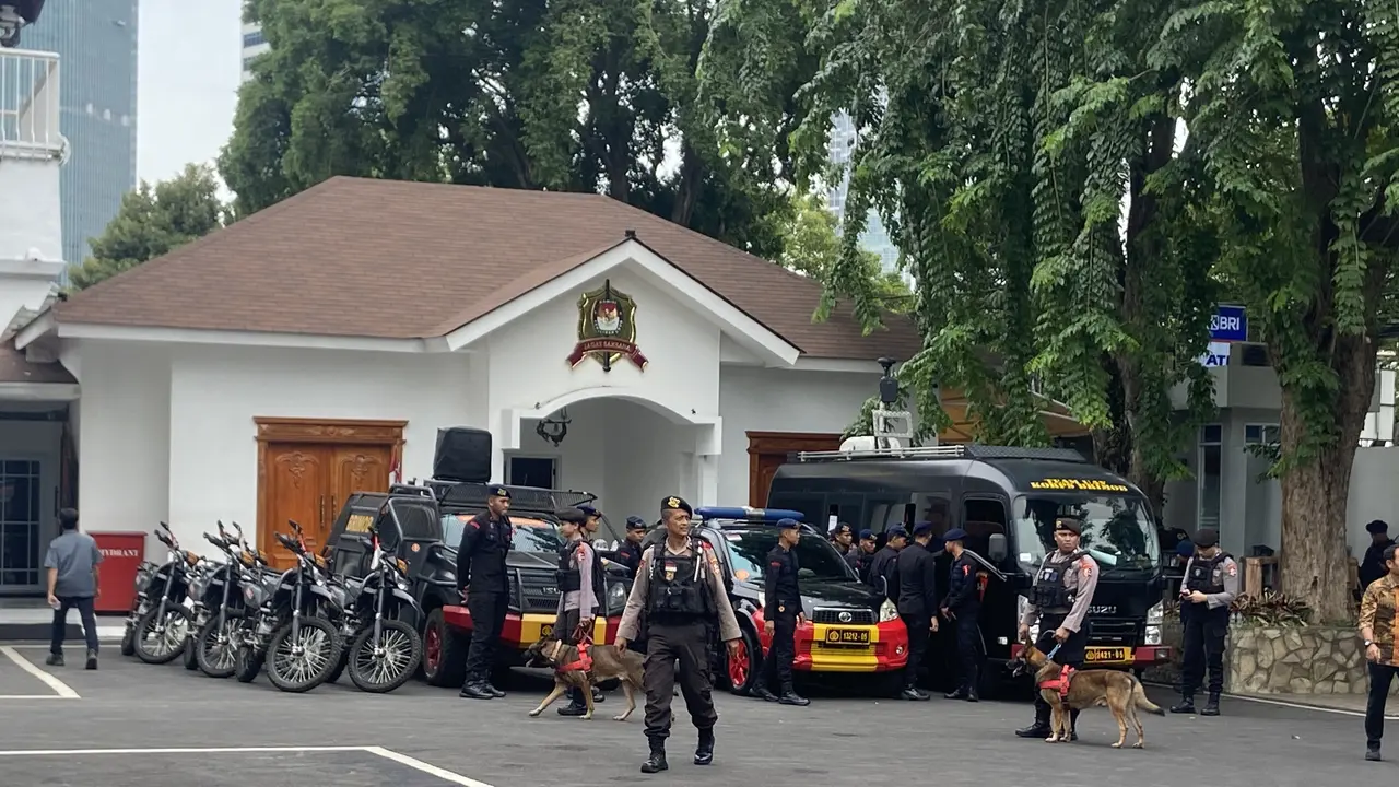 Personel keamanan menjaga aksi unjuk rasa yang akan berlangsung di kantor Komisi Pemilihan Umum (KPU), Jakarta, Jumat (23/2/2024). (Liputan6.com/Muhammad Radityo Priyasmoro)