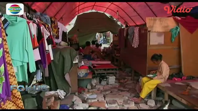 Warga Kampung Akuarium di Penjaringan, Jakarta Utara, masih bertahan di lokasi penggusuran. 