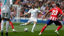 Pemain Real Madrid Toni Kroos bersiap menendang bola saat melawan Atletico Madrid dalam pertandingan La Liga Spanyol di stadion Santiago Bernabeu di Madrid (8/4). Real Madrid ditahan imbang 1-1 oleh Atletico Madrid. (AP Photo / Francisco Seco)