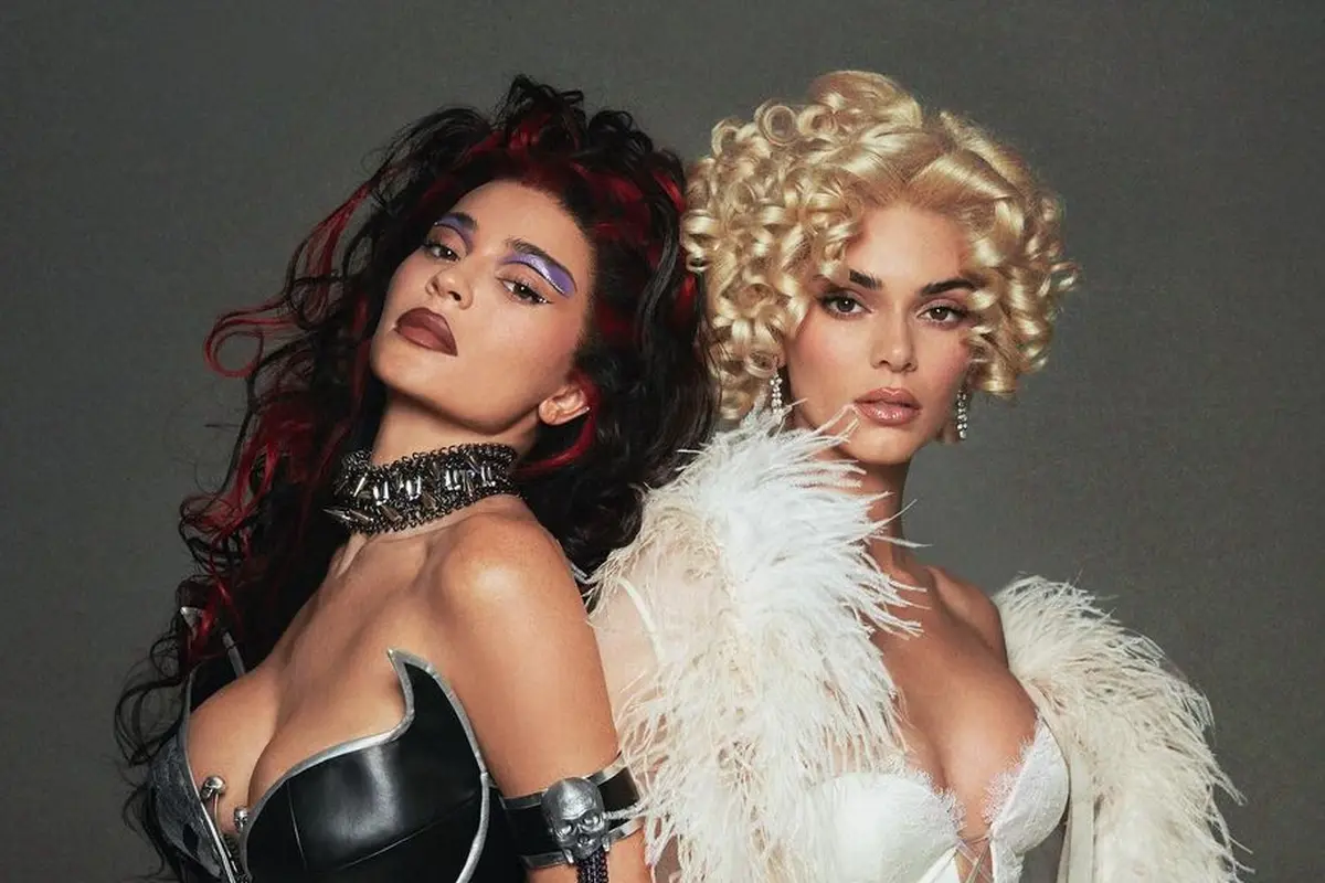 Gaya Totalitas Kendall Jenner-Kylie Jenner Rayakan Halloween, Cosplay Jadi Sugar dan Spice di Film Batman Forever 1995