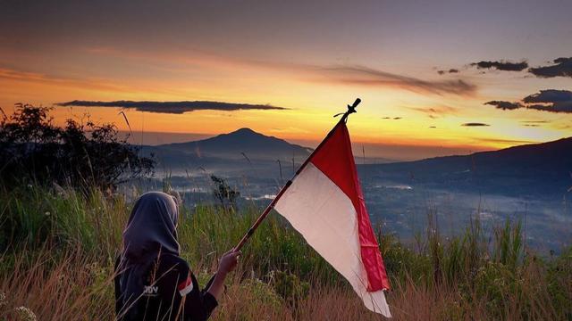 Pendaki di Puncak Gunung Geulis @kem_rain