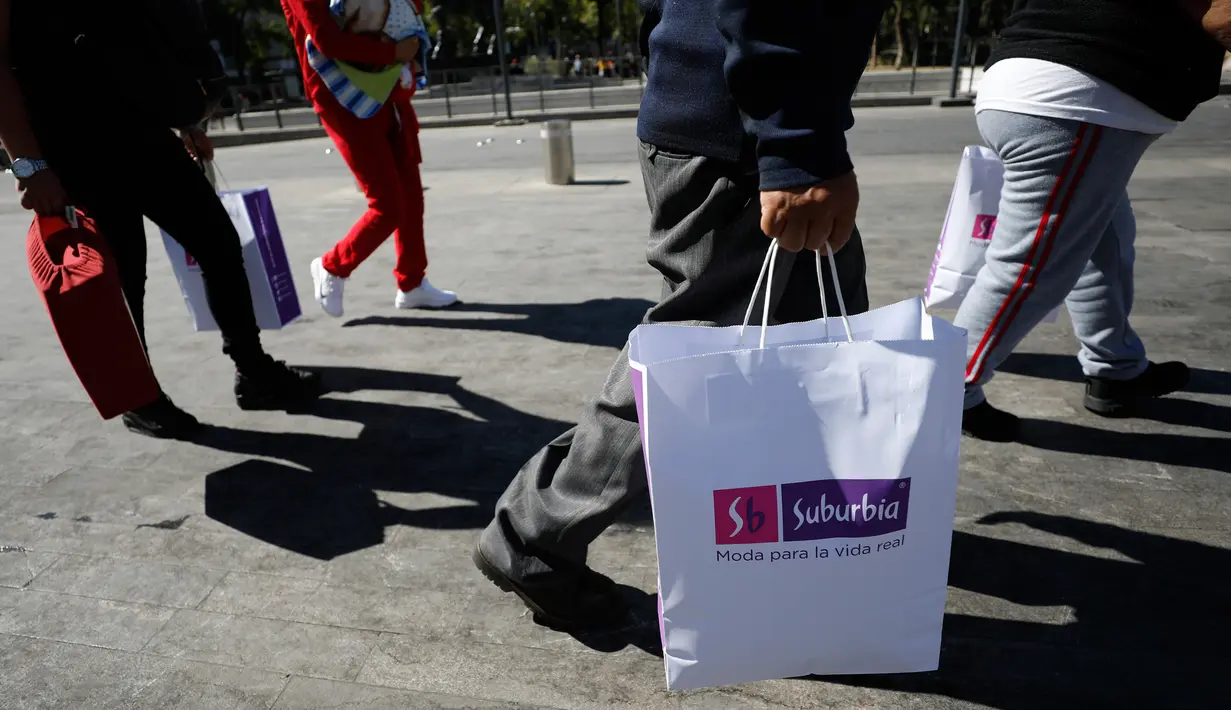 Para pelanggan melakukan pembelian menggunakan kantong kertas dan kain di Mexico City pada 1 Januari 2020. Toko-toko berhenti menyediakan kantong plastik sekali pakai kepada pelanggan sesuai undang-undang yang berlaku di ibu kota Meksiko. (AP/Rebecca Blackwell)