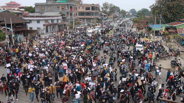 Demi Lindungi Demonstran, Biarawati Myanmar Berlutut di Depan Polisi Bersenjata