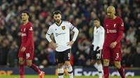 Pemain Manchester United Bruno Fernandes bereaksi setelah pemain Liverpool Mohamed Salah mencetak gol keempat timnya saat pertandingan Liga Inggris di Stadion Anfield, Minggu, 5 Maret 2023. MU kalah 0-7 dari Liverpool. (AP Photo/Jon Super)