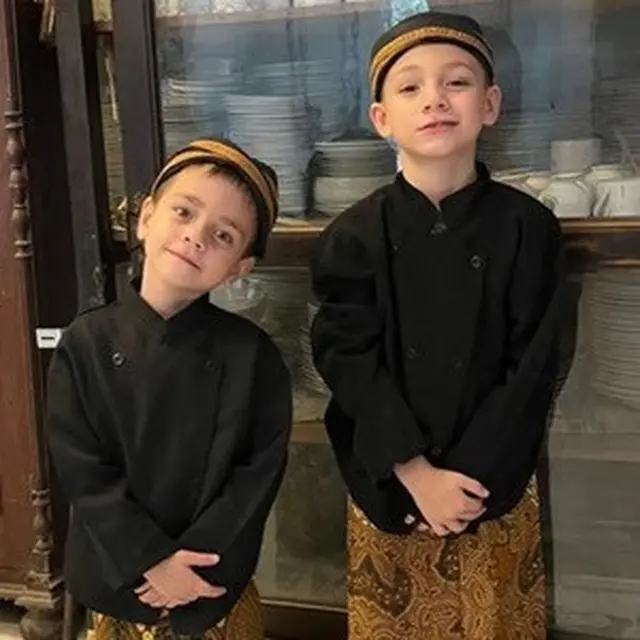 Dua Anak Celine Evangelista Kenakan Beskap Jawa