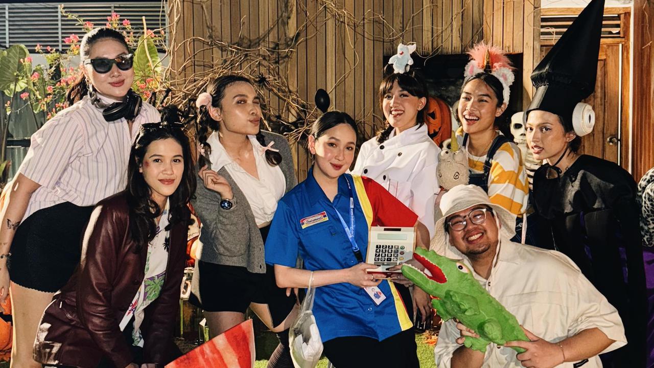 Rayakan Halloween, 7 Potret Agatha Pricilla Jadi Mbak-Mbak Mini Market - Sivia Azizah Jadi Daging Halal