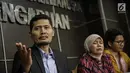 Komisioner Komnas HAM Muhammad Nurkhoiron (kiri) memberikan keterangan dalam konferensi pers di Kantor Komnas HAM, Jakarta, Selasa (6/6). Komnas HAM juga mengimbau kepada Polisi agar bertindak proaktif. (Liputan6.com/Faizal Fanani)