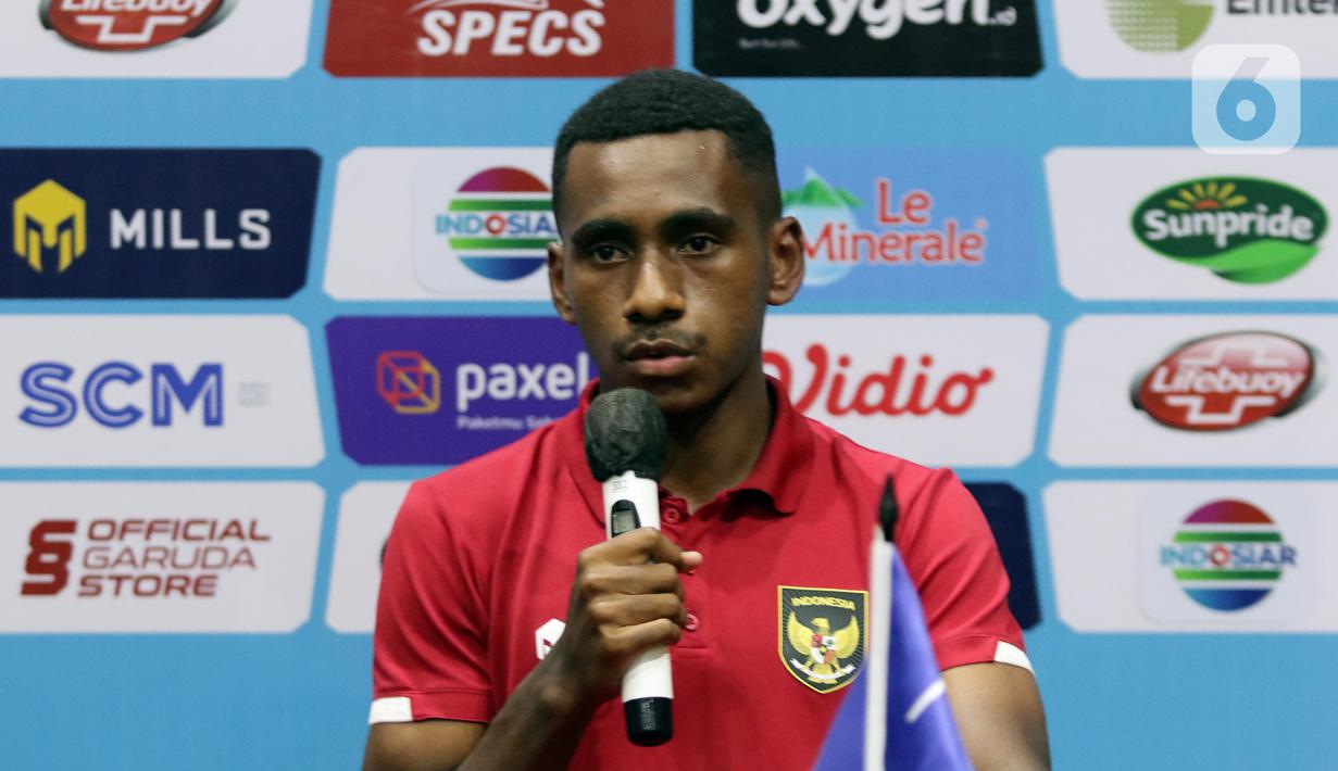 Kapten timnas U-17 Indonesia, Iqbal Gwijangge saat memberi keterangan terkait kesiapannya menghadapi laga Kualifikasi Piala AFC U-17 2023 grup B, Kabupaten Bogor, Jawa Barat, Jumat (30/9/2022). Di babak Kualifikasi Piala AFC U-17 grup B akan digelar di di Stadion Pakansari, Kabupaten Bogor, Jawa Barat pada 1-9 Oktober 2022. (Liputan6.com/Helmi Fithriansyah)