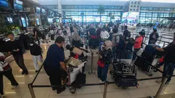 Angka tersebut diprediksi meningkat sekitar 2 persen dibandingkan periode yang sama pada tahun sebelumnya. Tampak dalam foto, calon penumpang saat berada di Terminal 3 Bandar Udara Internasional Soekarno–Hatta, Tangerang, Banten, Rabu (11/3/2026). (merdeka.com/Arie Basuki)