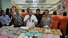 Petugas Dirtipid Narkoba Bareskrim Polri memperlihatkan barang bukti saat Press Release, Jakarta, Selasa (7/3). Dari 7 tersangka, petugas mengamankan barang bukti 48 kg sabu dan 70.000 butir pil ekstasi. (Liputan6.com/Yoppy Renato)