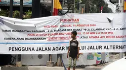 Seorang bocah menyeberang di Jalan Ampera, Jakarta, Selasa (7/8). Jalan Taman Margasatwa Ragunan, Margasatwa Barat, Cilandak KKO, dan Ampera akan ditutup saat pelaksanaan Api Obor Asian Games 2018 pada 15 Agustus mendatang. (Liputan6.com/Herman Zakharia)