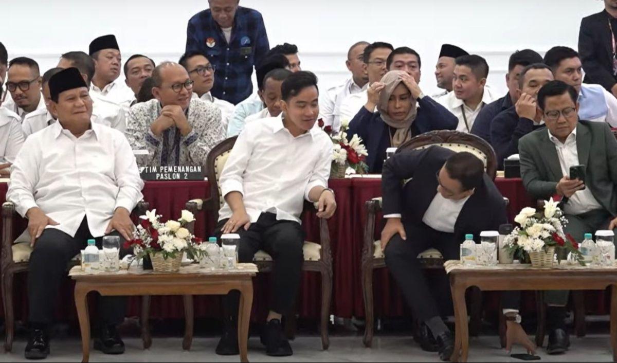 Yang menarik perhatian adalah sikap Cak Imin. Ia tidak terlibat percakapan dengan ketiga koleganya.