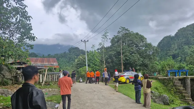 Tim Basarnas Dikerahkan di sekitar kawasan Leang-Leang, Kabupaten Maros, Sulawesi Selatan usai Pesawat ATR 400 dilaporkan hilang kontak di Maros.
