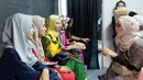 Berlokasi di pusat perbelanjaan Cihampelas Walk (Ciwalk), audisi Puteri Muslimah 2017 digelar di kota Bandung, dan para wanita remaja berhijab datang berbondonng-bondong mengikuti ajang kecantikan itu. (Deki Prayoga/Bintang.com)