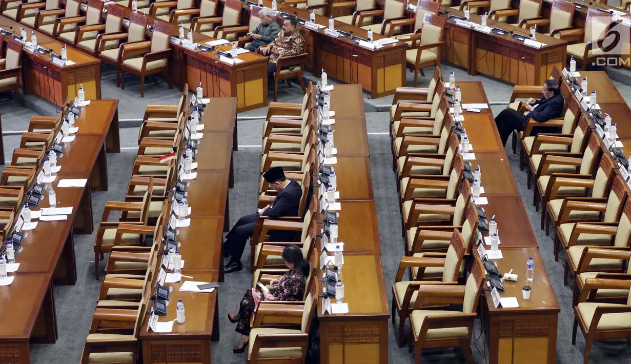 Sejumlah anggota dewan duduk mengikuti rapat paripurna DPR di Kompleks Parlemen, Senayan, Jakarta, Selasa (10/7). Salah satu hal yang dibahas dalam rapat tersebut adalah pelaksanaan APBN Tahun Anggaran 2017. (Liputan6.com/Johan Tallo)