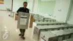 Petugas mengangkut kotak suara yang akan didistribusikan ke kelurahan di Kecamatan Menteng, Jakarta, Senin (17/4). Logistik surat suara Pemilihan Gubernur dan Wagub DKI telah siap didistribusikan ke kelurahan di Jakarta. (Liputan6.com/Gempur M Surya)