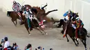Beberapa joki terjatuh bersama kudanya saat pacuan kuda Palio di Siena, Italia, (2/7/2016). (Reuters/Stefano Rellandini)