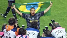 Selebrasi striker Inter Milan, Ronaldo Nazario setelah mengalahkan Lazio pada laga final Piala UEFA 1997/1998 di Parc des Princes Stadium, Paris (6/5/1998). Didatangkan dari Barcelona pada awal musim 1997/1998, Ronaldo Nazario langsung menggila di musim debutnya bersama Inter Milan dengan mencetak 34 gol di semua ajang dengan rincian 25 gol di Serie A, 3 gol di Coppa Italia dan 6 gol di Piala UEFA. (AFP/Jack Guez)