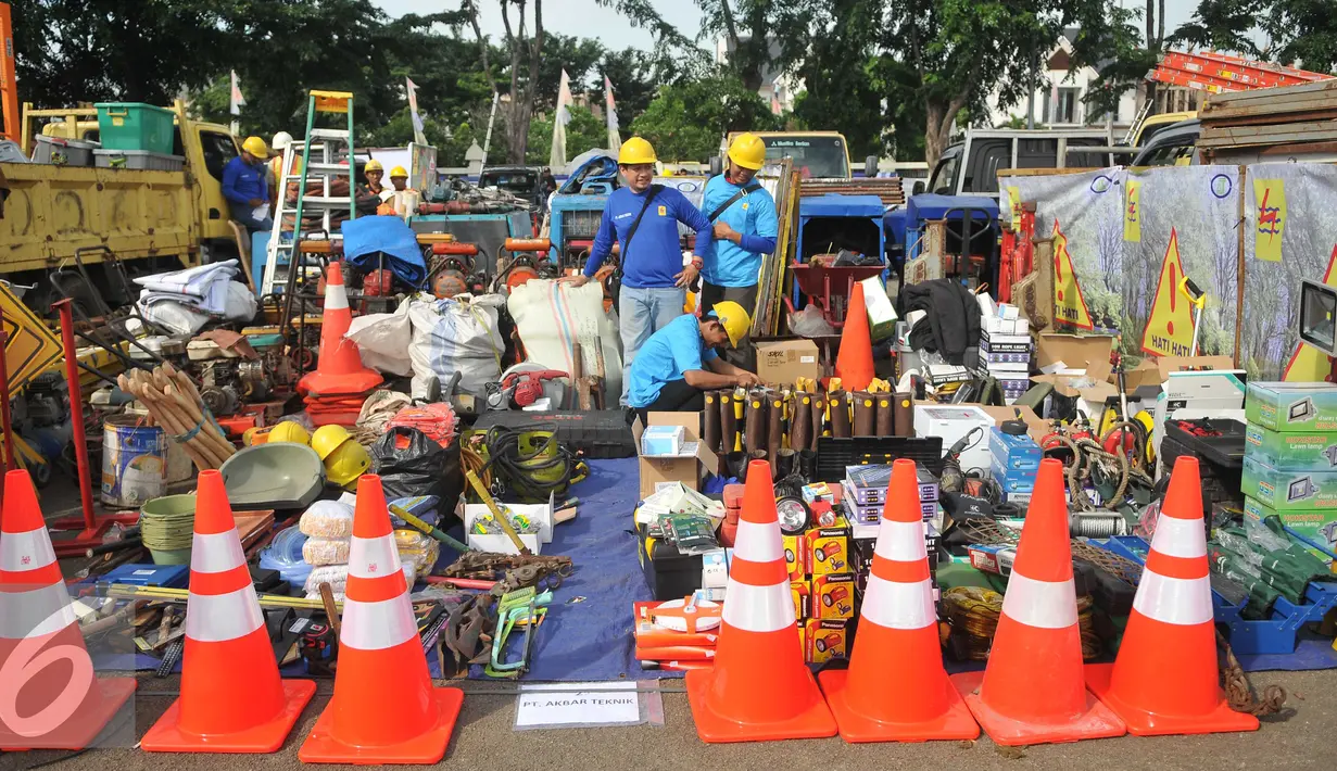 Petugas PLN mengecek peralatan kerja di Jakarta, Rabu (27/4). Hal ini dilakukan PLN sebagai upaya memonitor setiap unsur pelaksanaan pekerjaan dalam rangka memberikan pelayanan terbaik serta pasokan listrik yang handal. (Liputan6.com/Gempur M Surya)