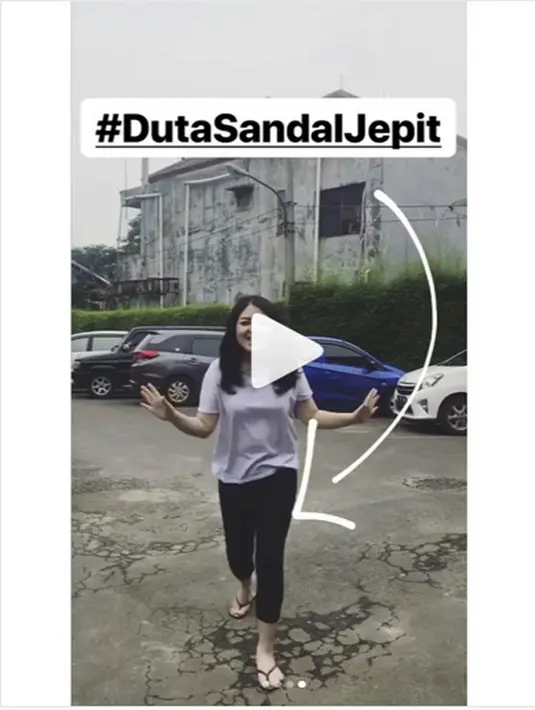 Gara-gara sandal jepit tersebut, penyanyi yang dikenal dengan lagunya Bolo Bolo itu menjadi duta sendal jepit. "Yeayyy....gegara tragedi sendal jepit kemaren...Akhirnya Mbak Tinatun sekarang jadi #DutaSandalJepit,"tulis makrumpita. (Instagram/tinatoon101)
