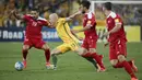 Aksi pemain Australia, Aaron Mooy (2kiri) berusaha melewati adangan pemain Suriah pada laga kualifikasi Piala Dunia 2018 di  Sydney (10/10/2017). Australia menang 2-1 pada leg kedua tersebut. (AP/Rick Rycroft)