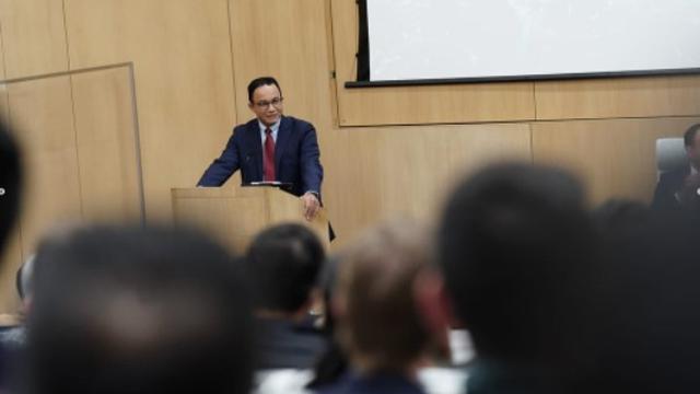 Gubernur DKI Jakarta Anies Baswedan memberikan kuliah umum di University of Oxford, Inggris. (Foto: akun Instagram @aniesbaswedan)