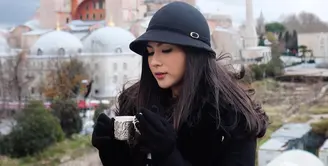 Bicara fesyen, Jessica Mila memang tak pernah gagal memberikan penampilan yang menawan untuk penggemarnya. Seperti ini misalnya, Jessica tampil degan outfit hitamnya memakai long coat, topi dan sarung tangan hitam. (Instagram/jscmila)