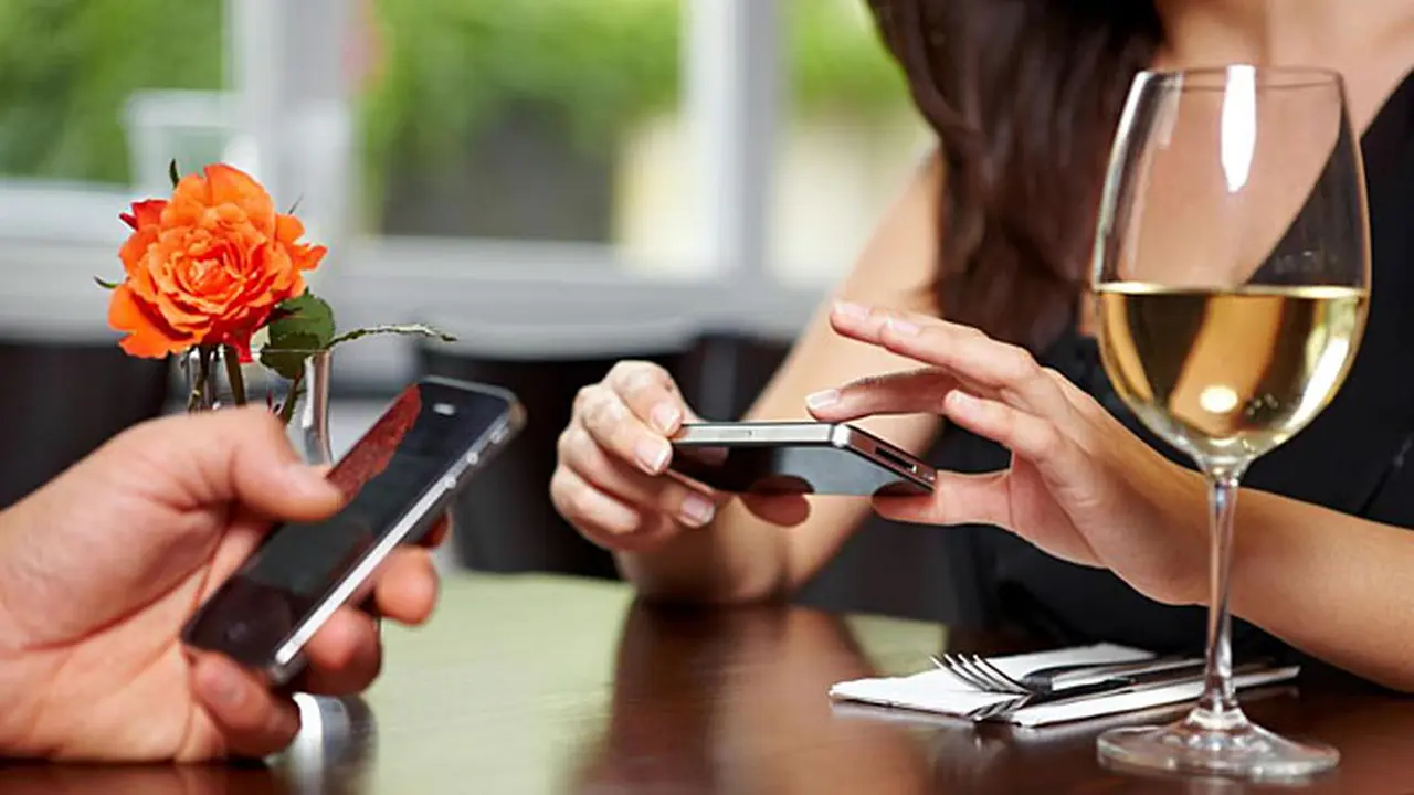 smartphone-use-131113b.jpg