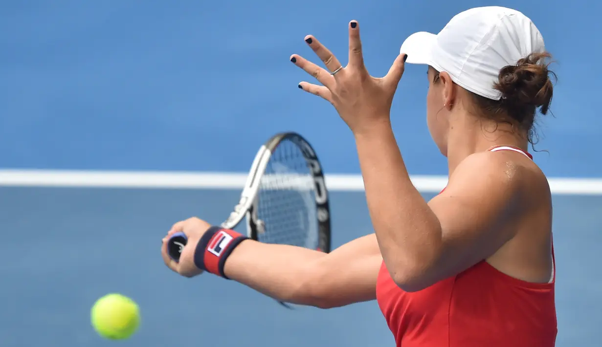 Tangan dengan cat kuku milik petenis Australia, Ashleigh Barty saat bertanding menghadapi petenis Jepang, Naomi Osaka pada gelaran turnamen tenis Australia Terbuka 2018 di Melbourne, Sabtu (20/1).  (AFP PHOTO / PETER PARKS)