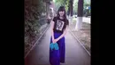 Sabina Altynbekova tampil feminim dengan rok panjang bewarna biru.  (Instagram @altynbekova_11)