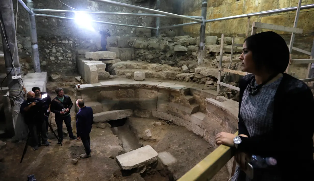 Jurnalis mengunjungi bangunan teater Romawi kuno di bawah Tembok Barat, Yerusalem, Senin (16/10). Catatan sejarah menunjukkan, teater itu dibangun pada masa pendudukan Romawi di Jerusalem antara tahun 63 SM hingga tahun 313. (MENAHEM KAHANA/AFP)
