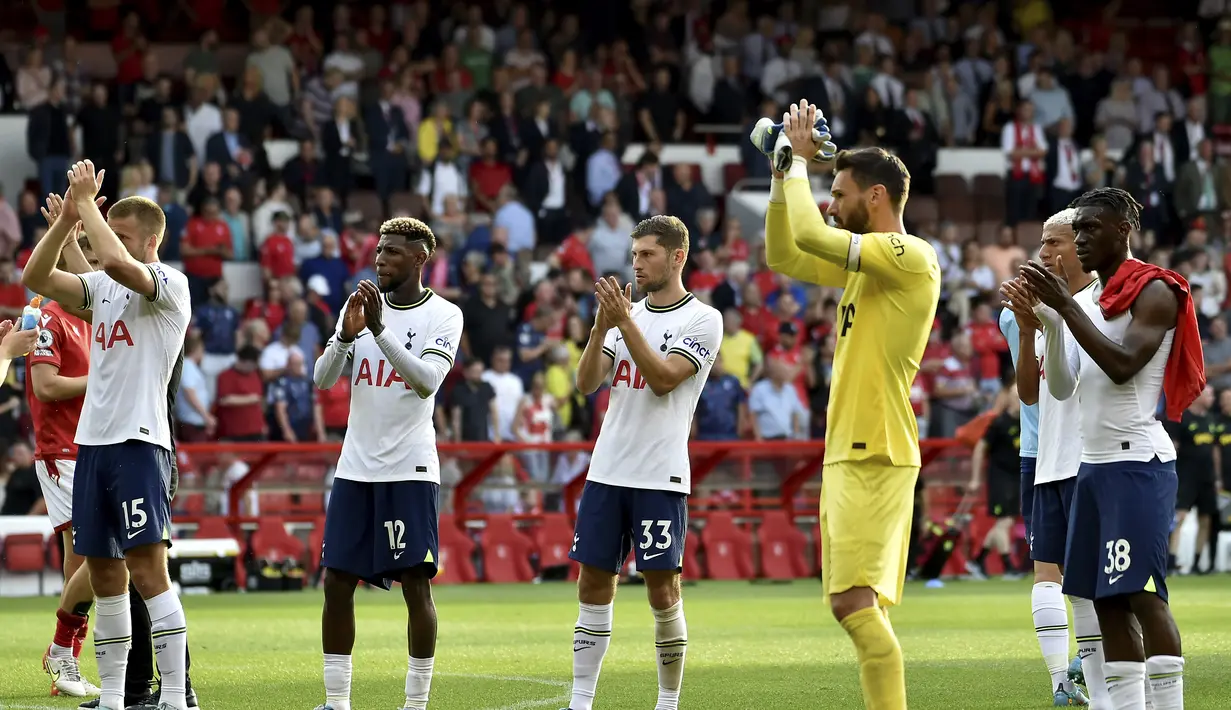 Para pemain Tottenham memberikan tepuk tangan kepada para pendukung setelah memenangkan pertandingan melawan Nottingham Forest pada lanjutan Liga Inggris di di stadion City Ground di Nottingham, Inggris, Minggu (28/8/2022). Tottenham menang atas Nottingham Forest 2-0. (AP Photo/Rui Vieira)
