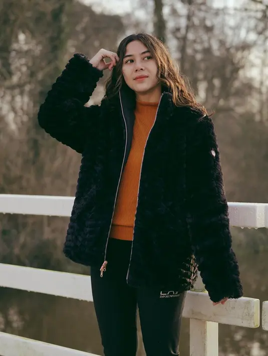 Gayanya dikenal sederhana namun mampu menjadi ciri khas yang sangat mempresentasikan diri Adinda Thomas. Di foto ini, Adinda tampil menawan dengan innerwear oranye, dilapisi dengan wool jacket hitam dan celana panjang hitam. Foto: Instagram.