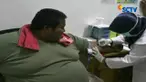 Pria asal Karawang tersebut mengalami kenaikan berat badan setelah bekerja di salah satu rumah makan.