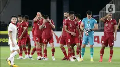 Pemain timnas Indonesia tertunduk usai melakoni laga kandang semifinal Piala AFF 2022 melawan Vietnam di Stadion Utama Gelora Bung Karno, Jakarta, Jumat (6/1/2023). Laga berlangsung ketat, kedua tim saling adu serang. Laga berakhir imbang 0-0. (Liputan6.com/Helmi Fithriansyah)