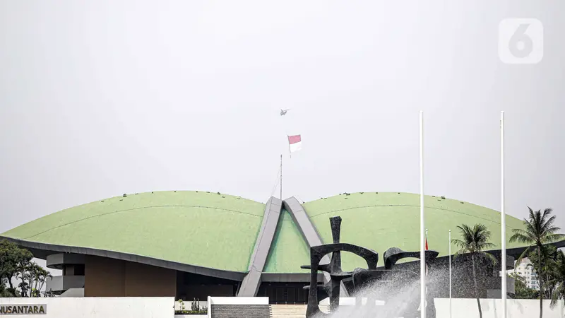 FOTO: Hut ke-76 TNI, Bendera Merah Putih Raksasa Berkibar di Langit Jakarta