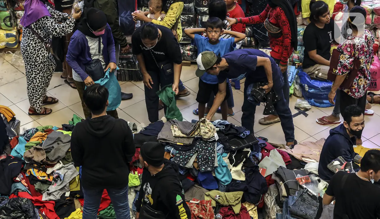 <p>Sejumlah pembeli memilih pakaian di Pasar Cipulir, Jakarta Selatan, Rabu (27/4/2022). Jelang Hari Raya Idul Fitri 1443 H, pembelian pakaian di Pasar Cipulir mengalami peningkatan, terutama pakaian muslim dan anak-anak. (Liputan6.com/Johan Tallo)</p>