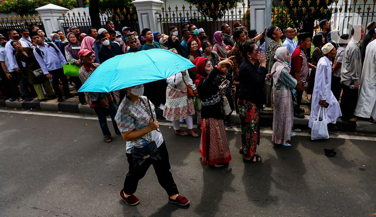 Antrean warga sudah ada sejak selesai salat Idul Fitri 1445 Hijriah. (Liputan6.com/Angga Yuniar)