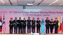 Menteri Luar Negeri RI, Retno Marsudi (kedua kanan) berfoto bersama para menteri luar negeri kawasan Asia-Pasifik saat pembukaan Pertemuan Tingkat Menteri ASEAN ke-52 di Bangkok, Thailand, Rabu (31/7/2019). Rangkaian pertemuan akan berlangsung hingga 2 Agustus 2019. (AP/Gemunu Amarasinghe)